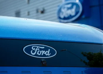 Ford apresenta lucro em forte queda devido a taxas, revisões e elétricos