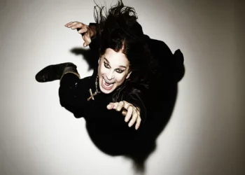 Como o estilo de Ozzy Osbourne ajudou a moldar o impacto fashion e cultural do heavy metal?