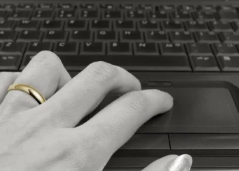 Por que o ‘chá revelação de traição’ rende um climão nas redes sociais