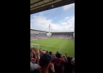 Cantar sem parar. Adeptos do Liverpool não esquecem Diogo Jota