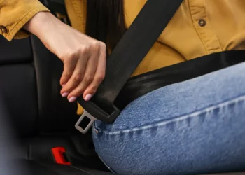 Passageiro sem cinto de segurança. Quem é multado?