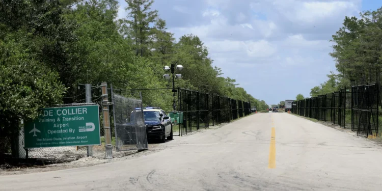 Dois italianos detidos no centro para imigrantes ‘Alcatraz dos Jacarés’