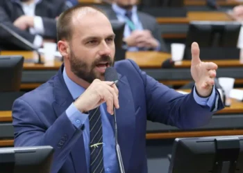 ‘Não vou fazer nenhum tipo de renúncia’, diz Eduardo Bolsonaro sobre mandato de deputado