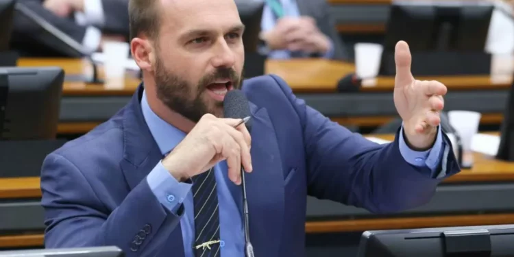 ‘Não vou fazer nenhum tipo de renúncia’, diz Eduardo Bolsonaro sobre mandato de deputado