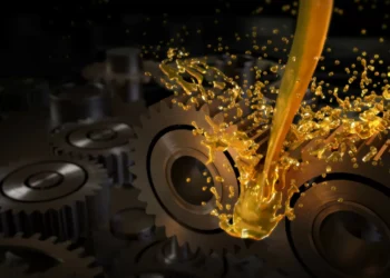 Óleo lubrificante pirata? Veja como se prevenir ao levar o carro em postos de gasolina