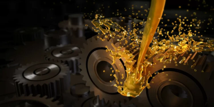 Óleo lubrificante pirata? Veja como se prevenir ao levar o carro em postos de gasolina