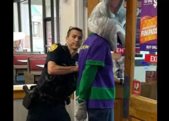 Mascote de restaurante infantil dos EUA é detida em frente a crianças