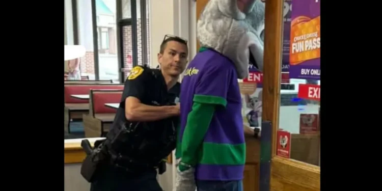 Mascote de restaurante infantil dos EUA é detida em frente a crianças