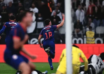 Corinthians leva gol em pênalti polêmico, busca empate, mas sofre derrota para o Bragantino no último lance