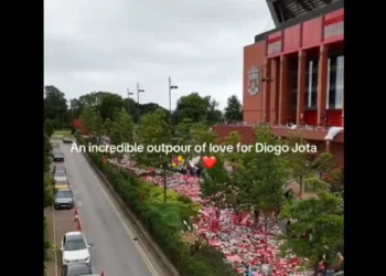 Imagens tocantes. Eis a dimensão do memorial de Diogo Jota em Liverpool