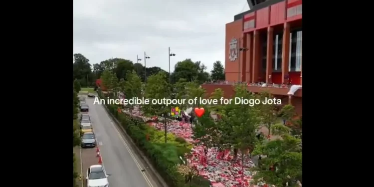Imagens tocantes. Eis a dimensão do memorial de Diogo Jota em Liverpool