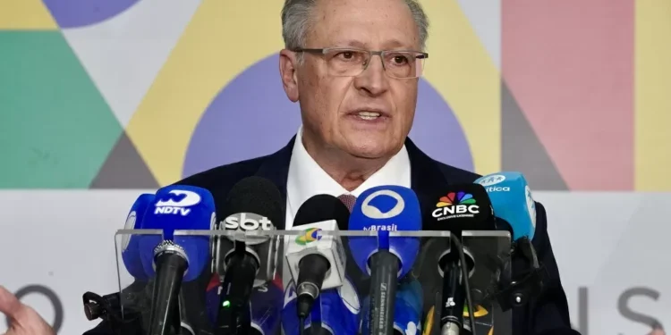 Alckmin negocia com EUA para reverter tarifa e responde críticas de montadoras