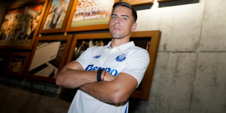 Reforço Jan Bednarek espera ser voz de comando na defesa do FC Porto