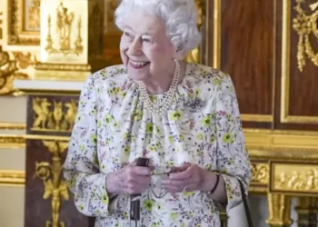 Por que os 100 anos da rainha Elizabeth II serão celebrados por meio da moda?