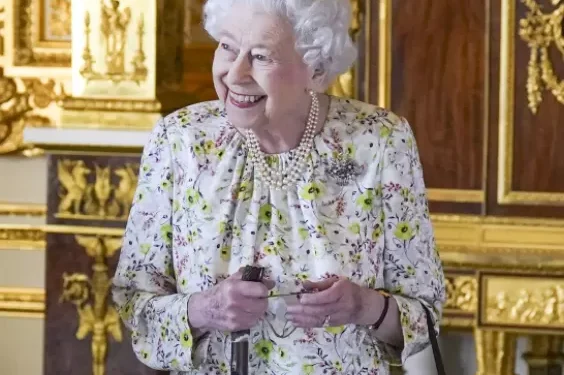 Por que os 100 anos da rainha Elizabeth II serão celebrados por meio da moda?