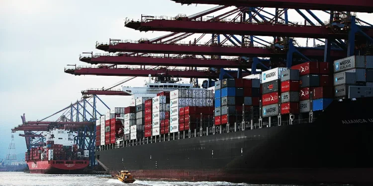 Aumento das importações faz saldo na balança cair 27,6% no semestre, para US$ 30,1 bi