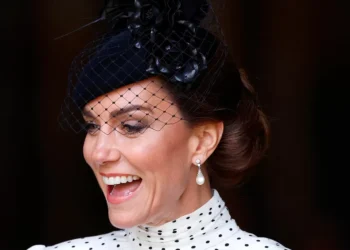 Bolinhas: o caso de amor que a moda não consegue superar — e como usar já