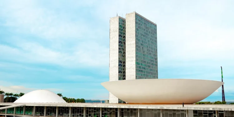 Câmara aprova urgência do projeto que luta contra adultização nas redes sociais