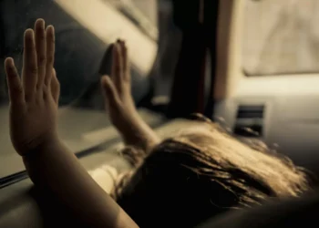 O perigo real de bebés esquecidos em carros e como evitar