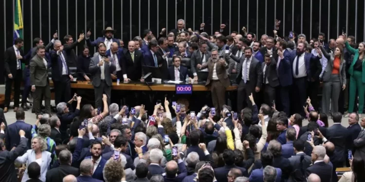 Hugo Motta erra ao citar estado de Zé Trovão em representação