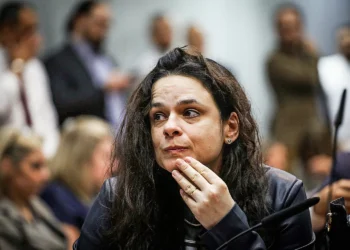 Janaína Paschoal invade palco e é vaiada em evento LGBTQIA+