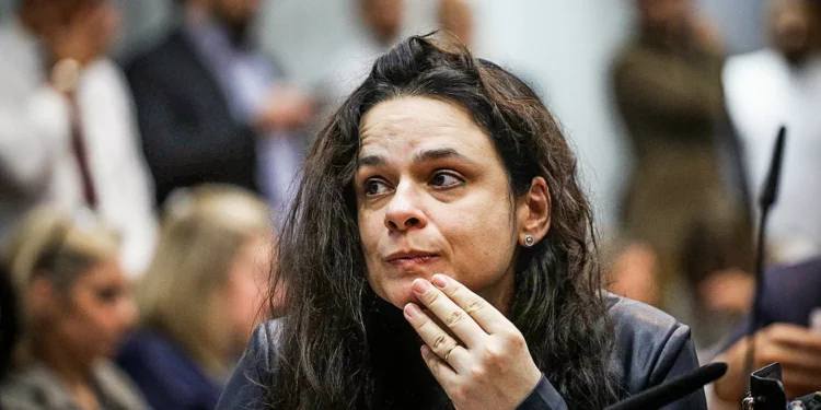 Janaína Paschoal invade palco e é vaiada em evento LGBTQIA+