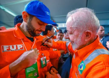 Ação da Petrobras cai quase 8% na bolsa de valores; saiba o que está por trás da queda