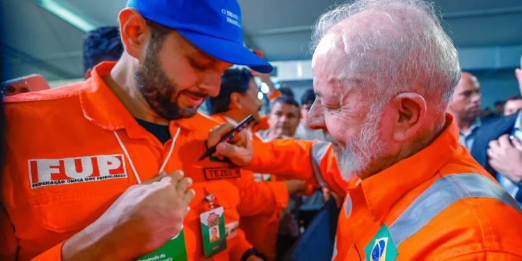 Ação da Petrobras cai quase 8% na bolsa de valores; saiba o que está por trás da queda