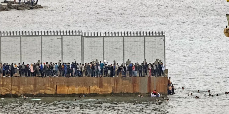 Barco com uma centena de pessoas resgatado ao largo de Marrocos