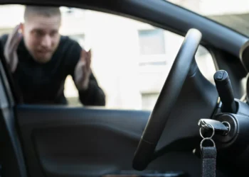 Chaves trancadas dentro do carro? Saiba o que fazer