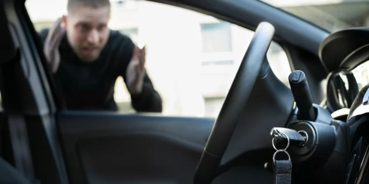 Chaves trancadas dentro do carro? Saiba o que fazer