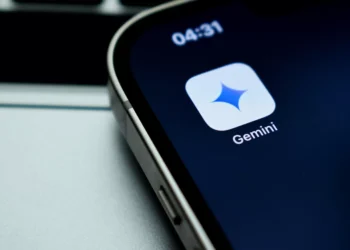 Apple avalia usar Gemini para impulsionar nova versão da Siri com IA