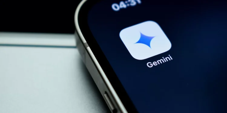 Apple avalia usar Gemini para impulsionar nova versão da Siri com IA