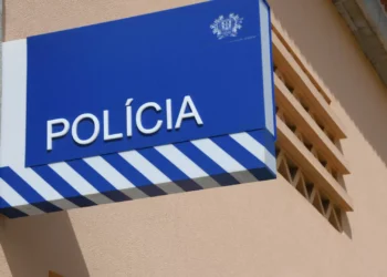 Idosa alvo de roubo por esticão à porta de casa em Guimarães