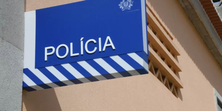 Idosa alvo de roubo por esticão à porta de casa em Guimarães