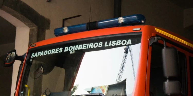 Um ferido em incêndio em prédio na Calçada da Estrela em Lisboa