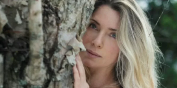 Letícia Spiller posa nua e recebe elogios nas redes sociais: ‘Muito gata’