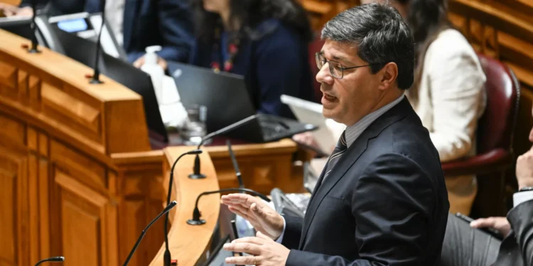 “Ministra da Saúde é um peso morto no Governo. Não faz parte da solução”