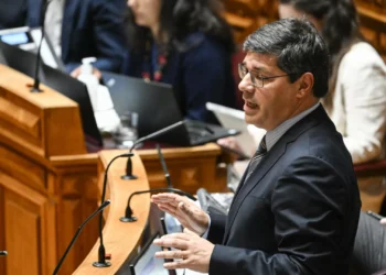 “Ministra da Saúde é um peso morto no Governo. Não faz parte da solução”