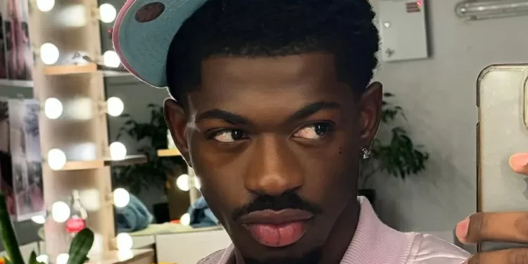 Rapper Lil Nas X é preso em Los Angeles por andar seminu
