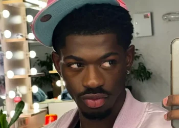 Rapper Lil Nas X é preso em Los Angeles por andar seminu