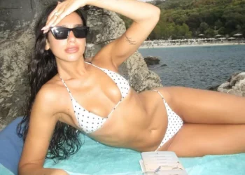 Os muitos biquínis pequenininhos (incluindo de bolinhas) de Dua Lipa