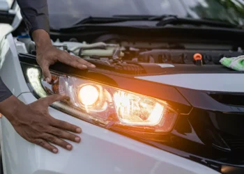 Avaria nas luzes do carro em autoestrada: Como evitar multas