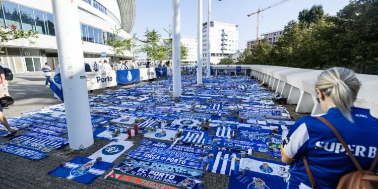 Milhares no adeus a Jorge Costa no Dragão. Funeral realiza-se amanhã