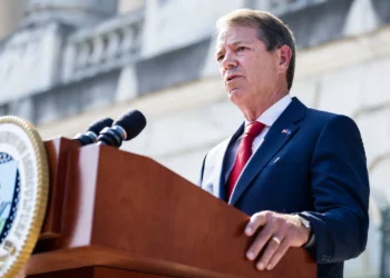 Governador do Nebraska anuncia plano para centro de detenção de imigrantes