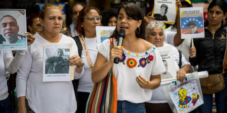 Justiça acusa ativista venezuelana de conspiração com governo estrangeiro