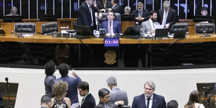 Câmara aprova urgência e projeto que isenta IR e taxa ricos já pode ser votado