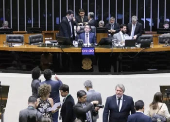 Câmara aprova urgência e projeto que isenta IR e taxa ricos já pode ser votado