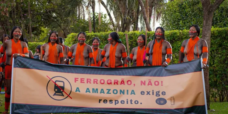 Em protesto contra a Ferrogrão, indígenas se reúnem em Brasília