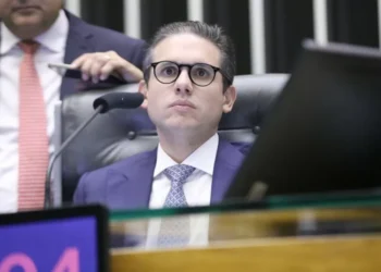 Motta insinua que Eduardo Bolsonaro pode perder cargo e diz que discorda de ‘alguns movimentos’
